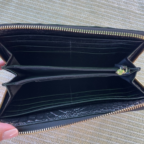 BRAHMIN Black Leather Wallet - Croc embossed. Gold zippers and Brahmin logo - Picture 8 of 13